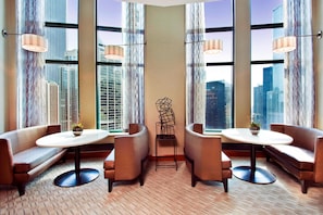 2 bars/lounges