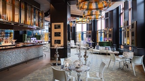 A modern hotel lobby with a bar area, seating arrangements, and decorative lighting. - Sheraton Grand Chicago Riverwalk (Chicago)