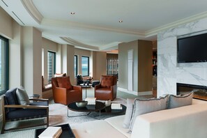 Flat-screen TV, Netflix, pay movies, streaming services