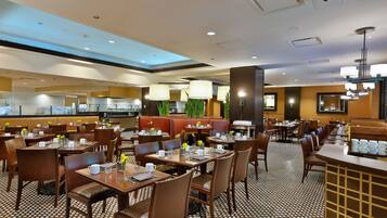 Desayuno continental diario (USD 32 por persona)