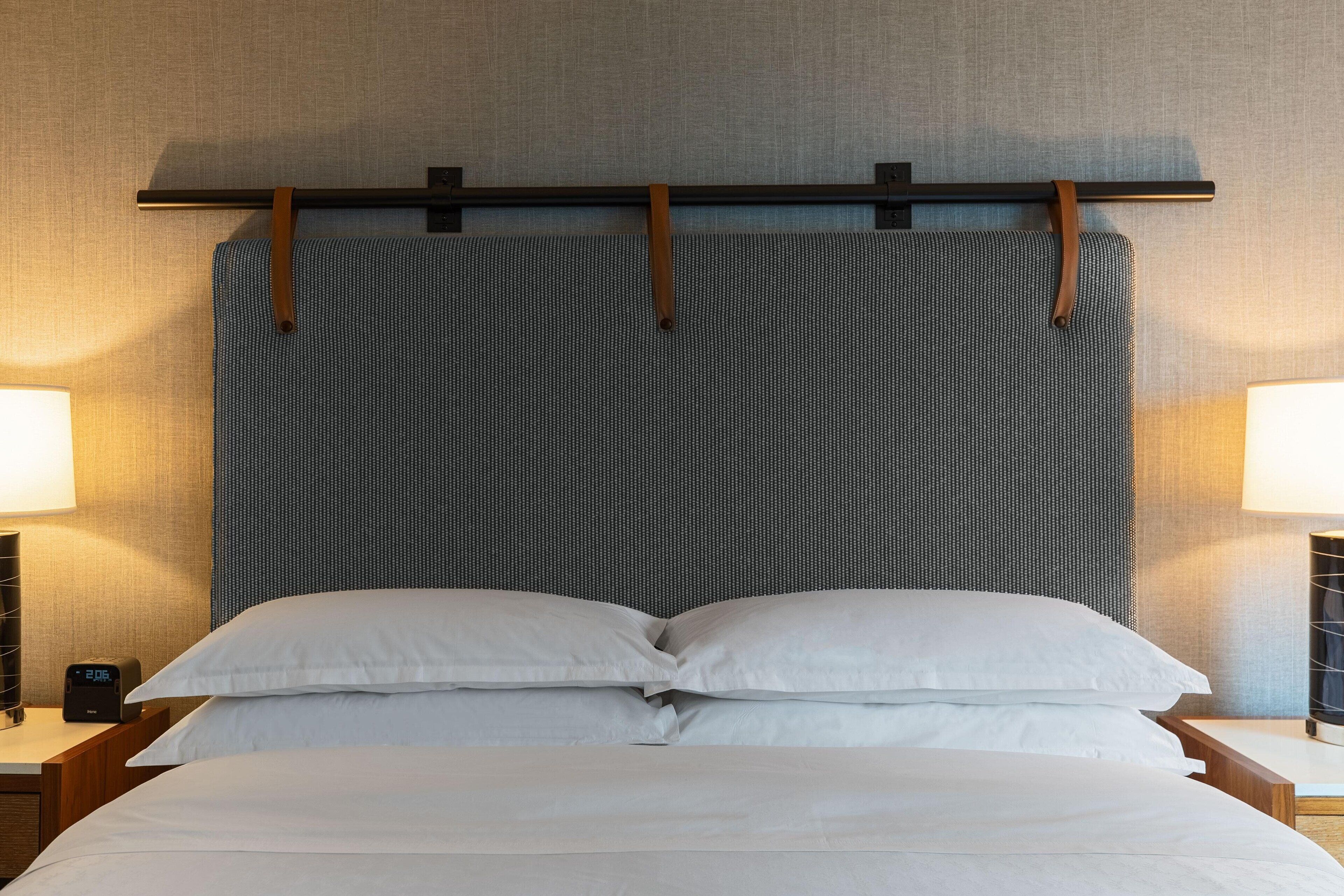 ผ้านวมขนเป็ด, เตียงพร้อมฟูกเสริมที่นอน, ตู้นิรภัยในห้องพัก, โต๊ะทำงาน