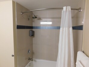 Combined shower/tub, free toiletries, hair dryer, towels