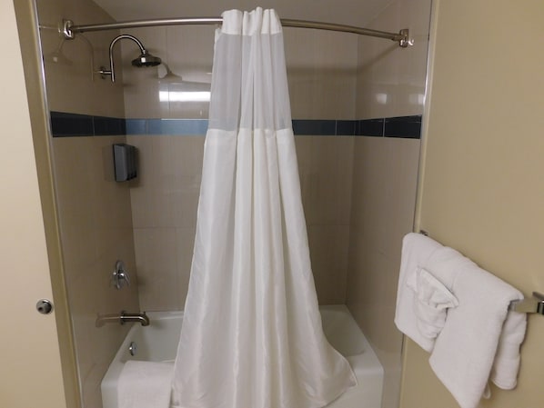 Combined shower/tub, free toiletries, hair dryer, towels