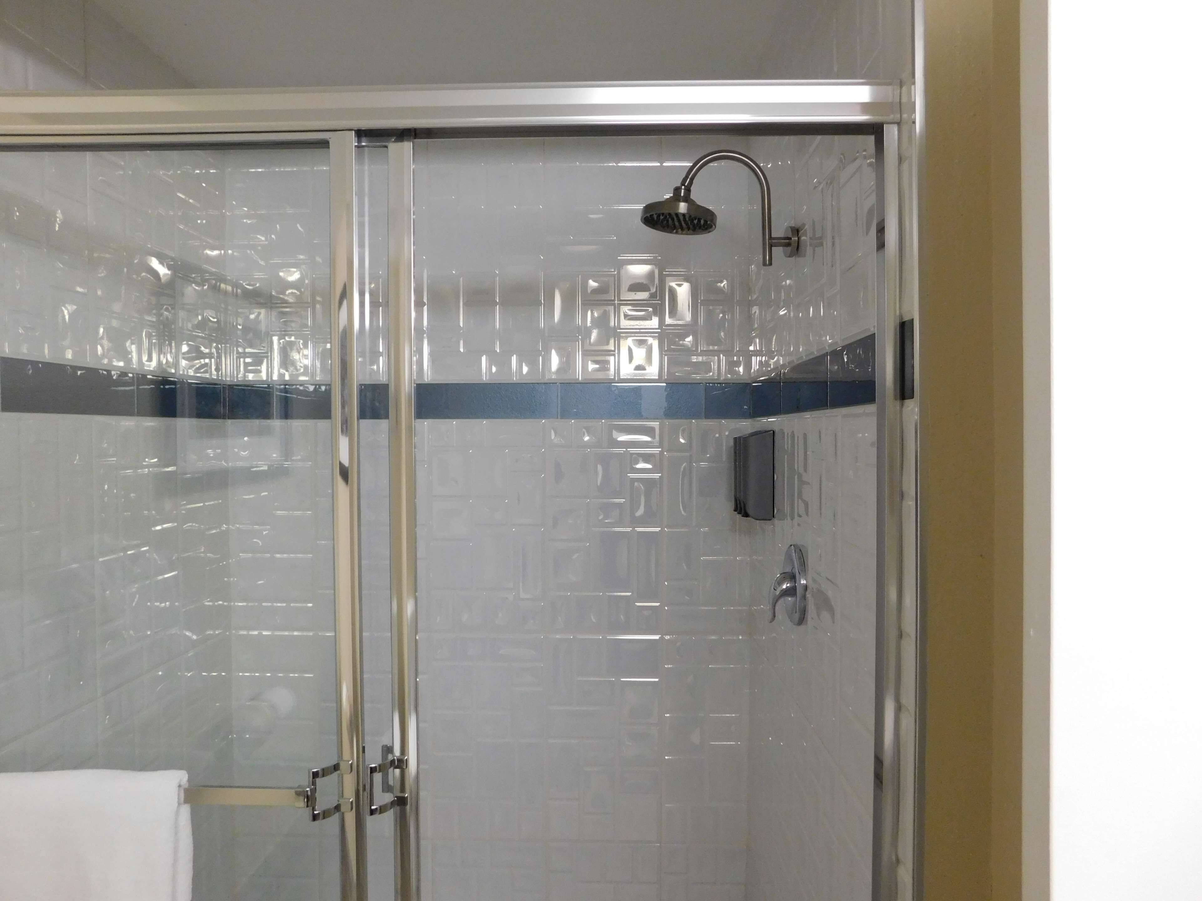 standard room, multiple beds, non smoking, refrigerator & microwave | bathroom | combined shower/bathtub, free toiletries, hair dryer, towels