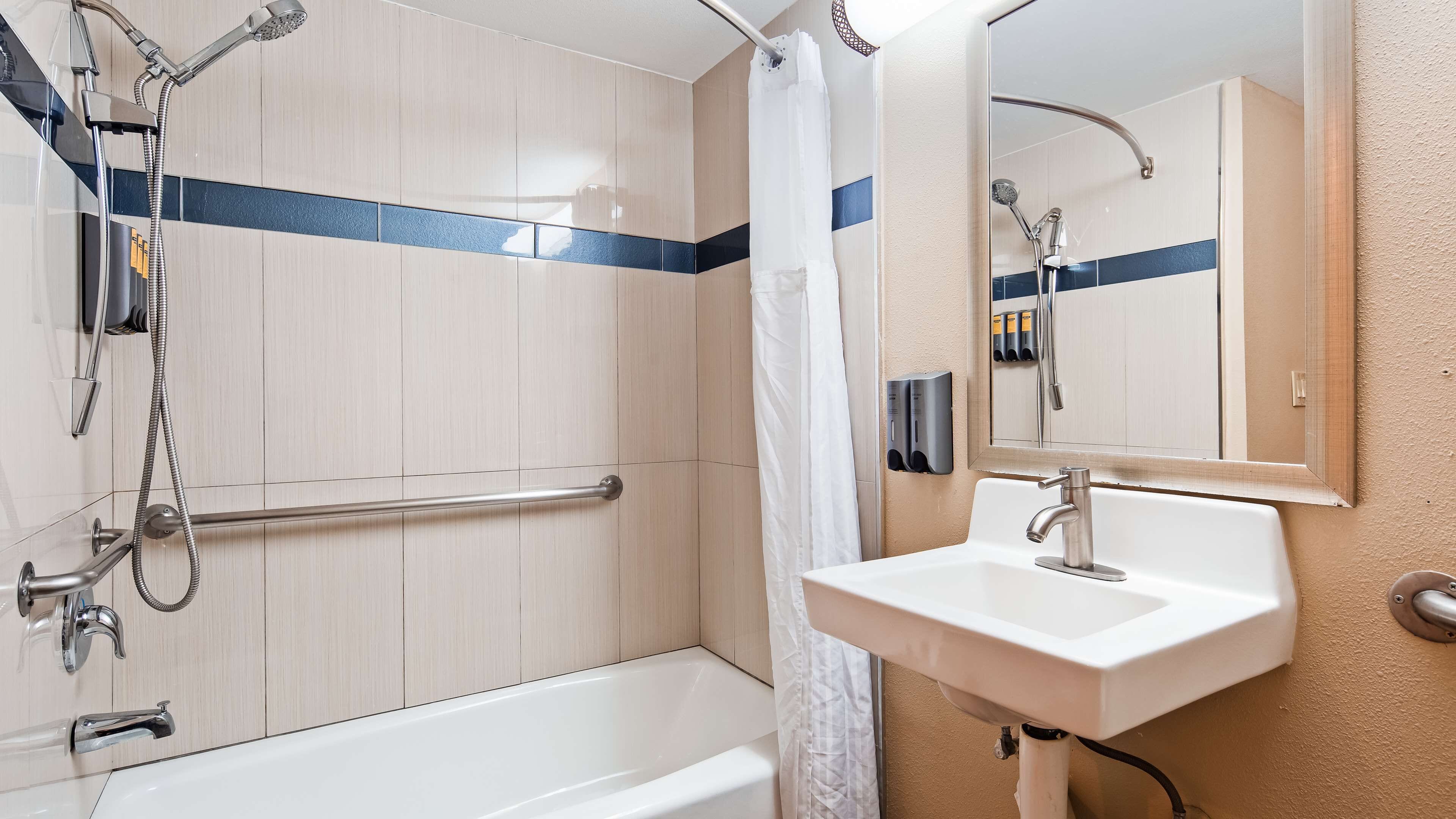 combined shower/bathtub, free toiletries, hair dryer, towels