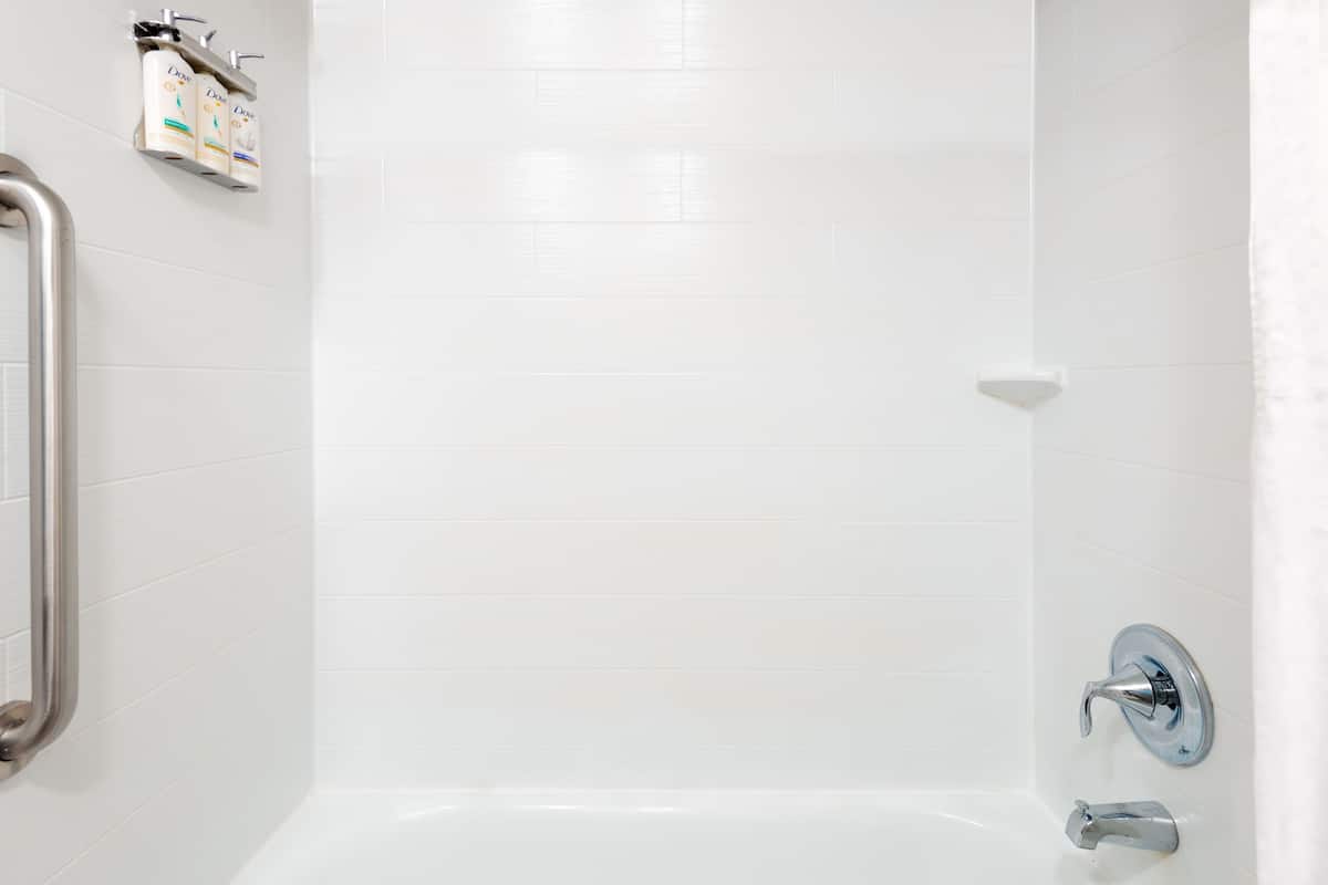 Ensemble douche/baignoire, articles de toilette gratuits, sèche-cheveux