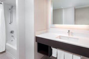 Duschwanne, kostenlose Toilettenartikel, Haartrockner, Handtücher