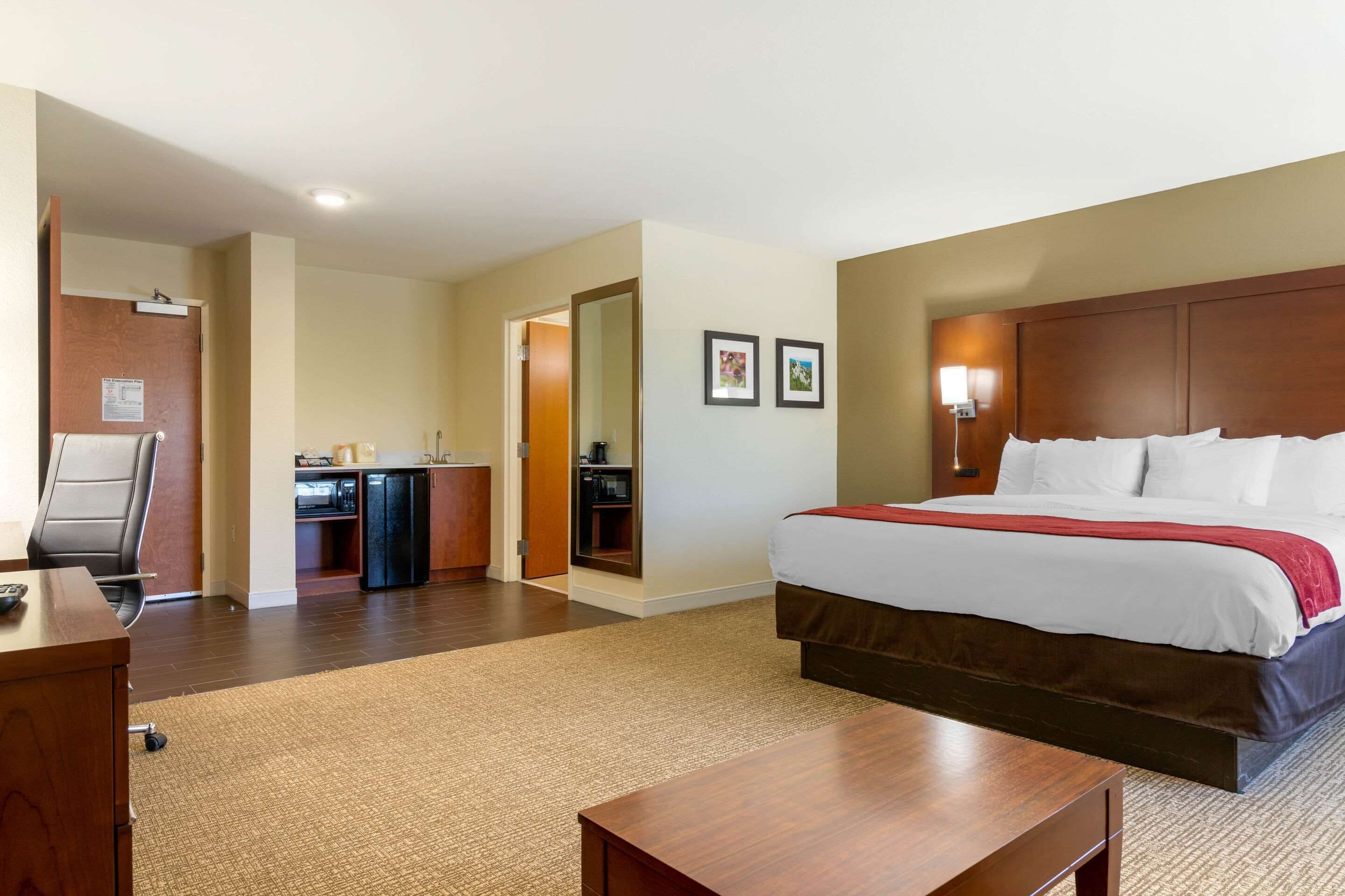 Suite, 1 cama de matrimonio grande, no fumadores | Ropa de cama de alta calidad, escritorio, tabla de planchar con plancha