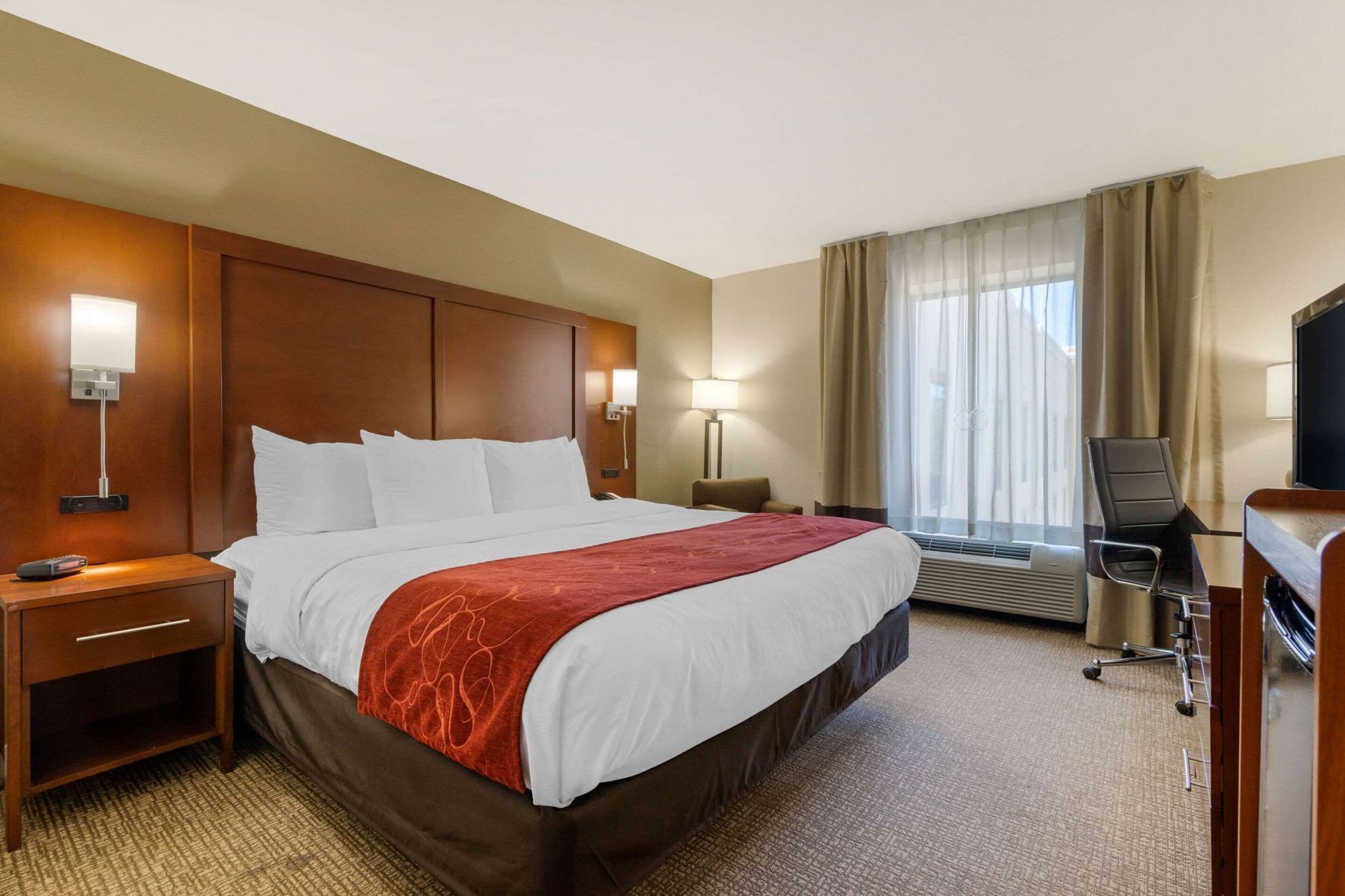 Premium bedding, desk, iron/ironing board, free cribs/infant beds