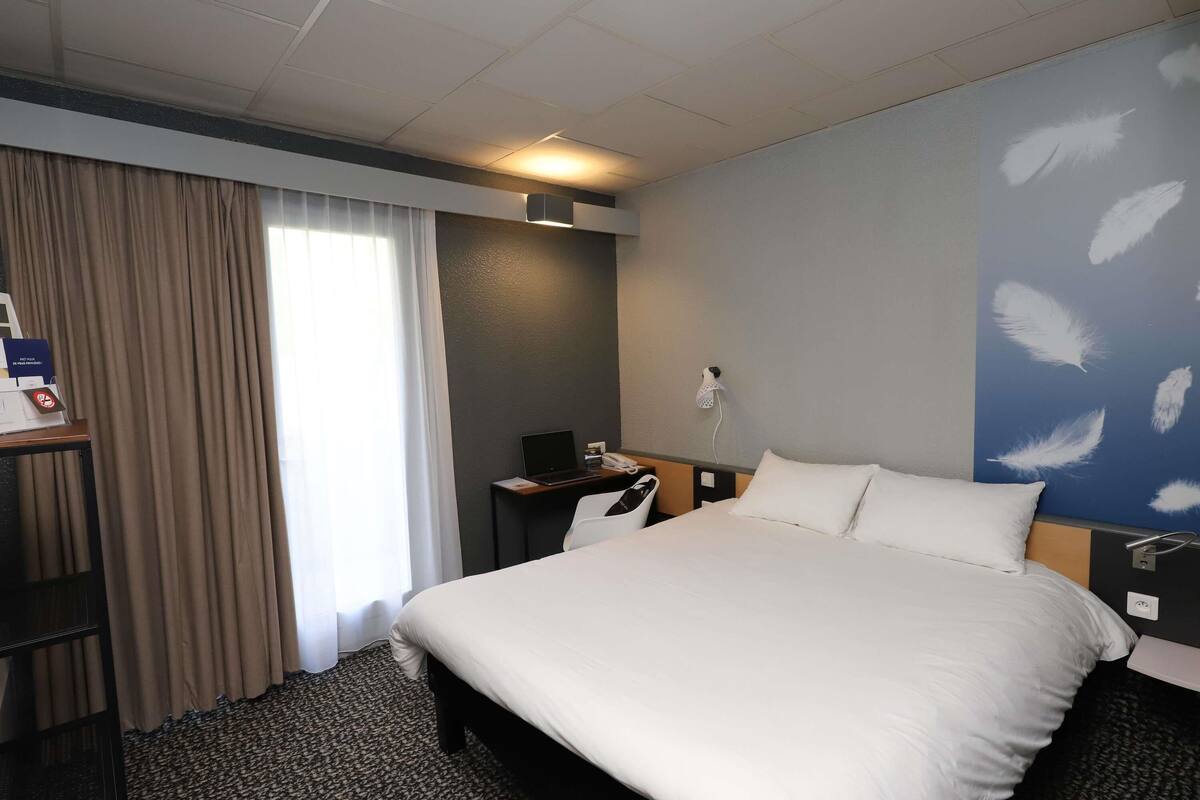 Standard Double Room, 1 Double Bed | In-room safe, individually decorated, individually furnished, desk