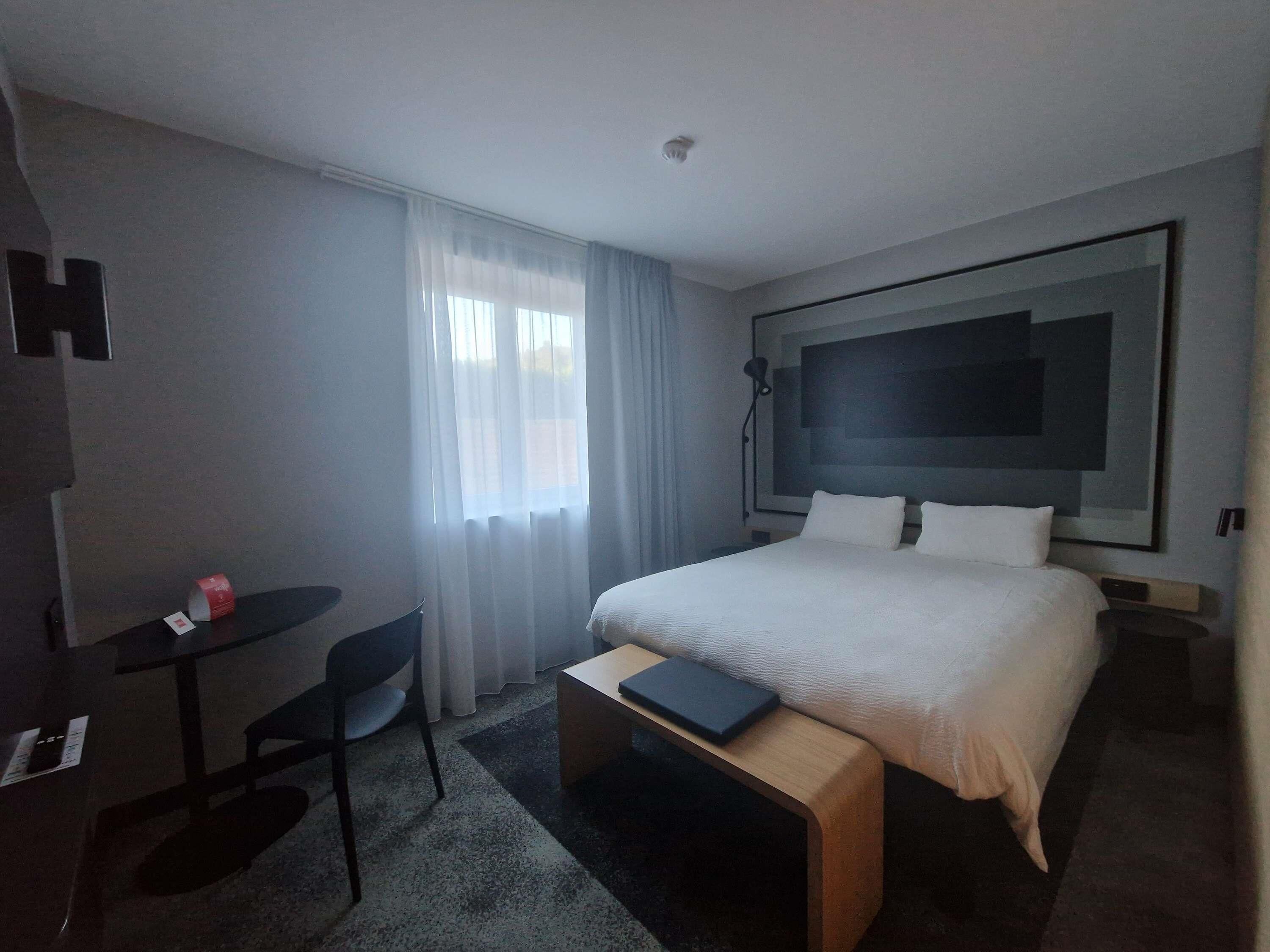 Habitación, 1 cama doble | Caja fuerte, escritorio, cortinas opacas y sistema de insonorización