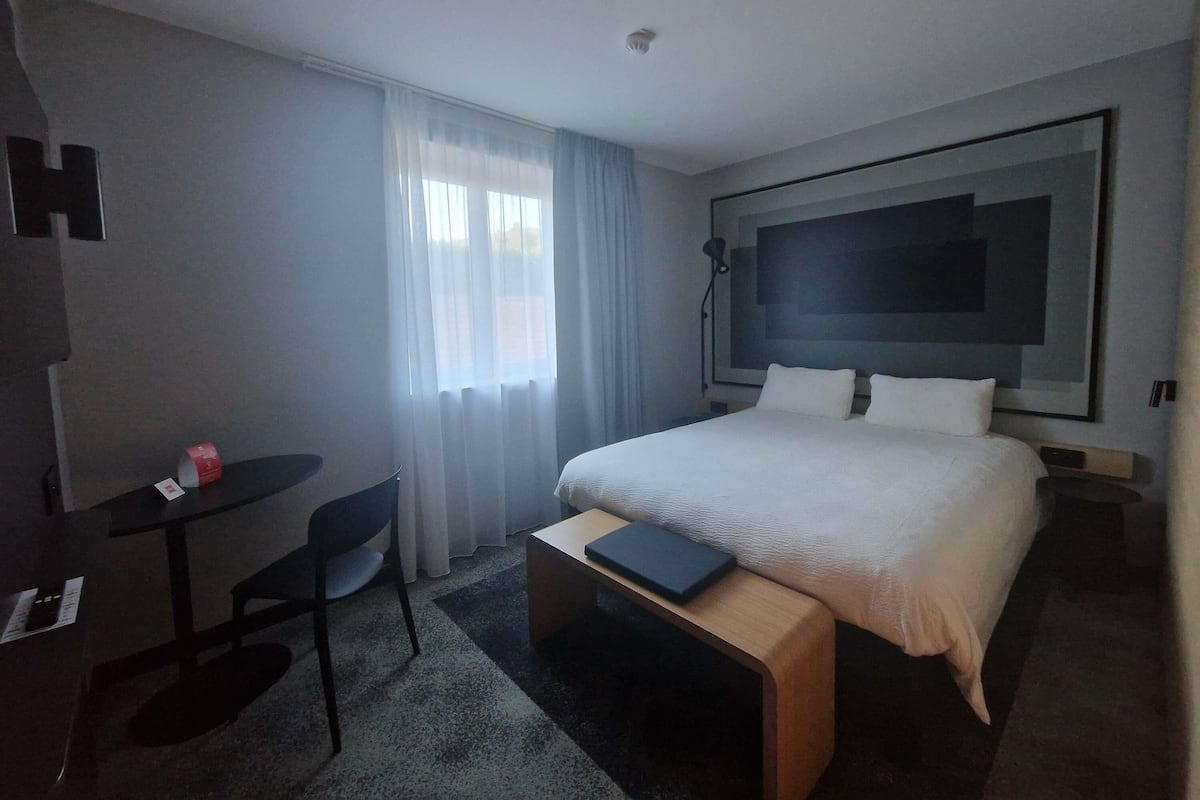 Zimmer, 1 Doppelbett | Zimmersafe, Schreibtisch, Verdunkelungsvorhänge, schallisolierte Zimmer