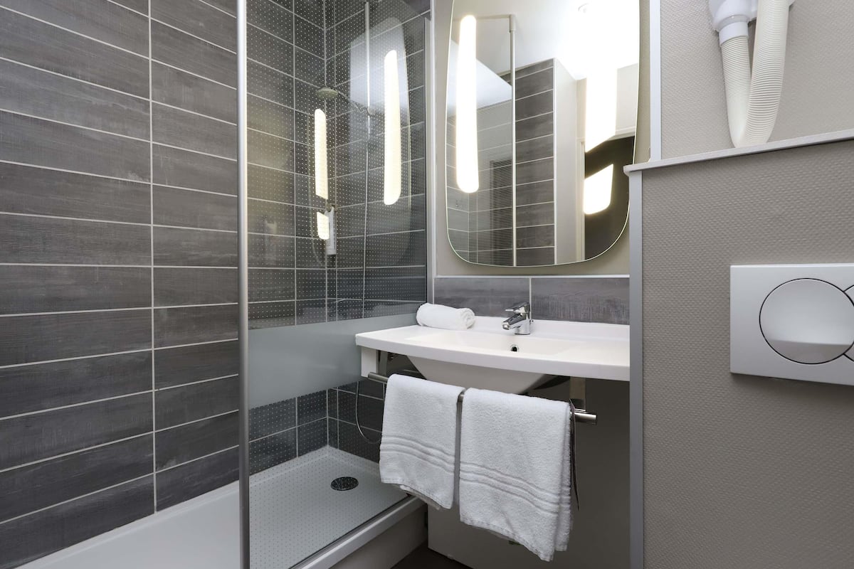 standard double room, 1 double bed | in-room safe, individually decorated, individually furnished, desk