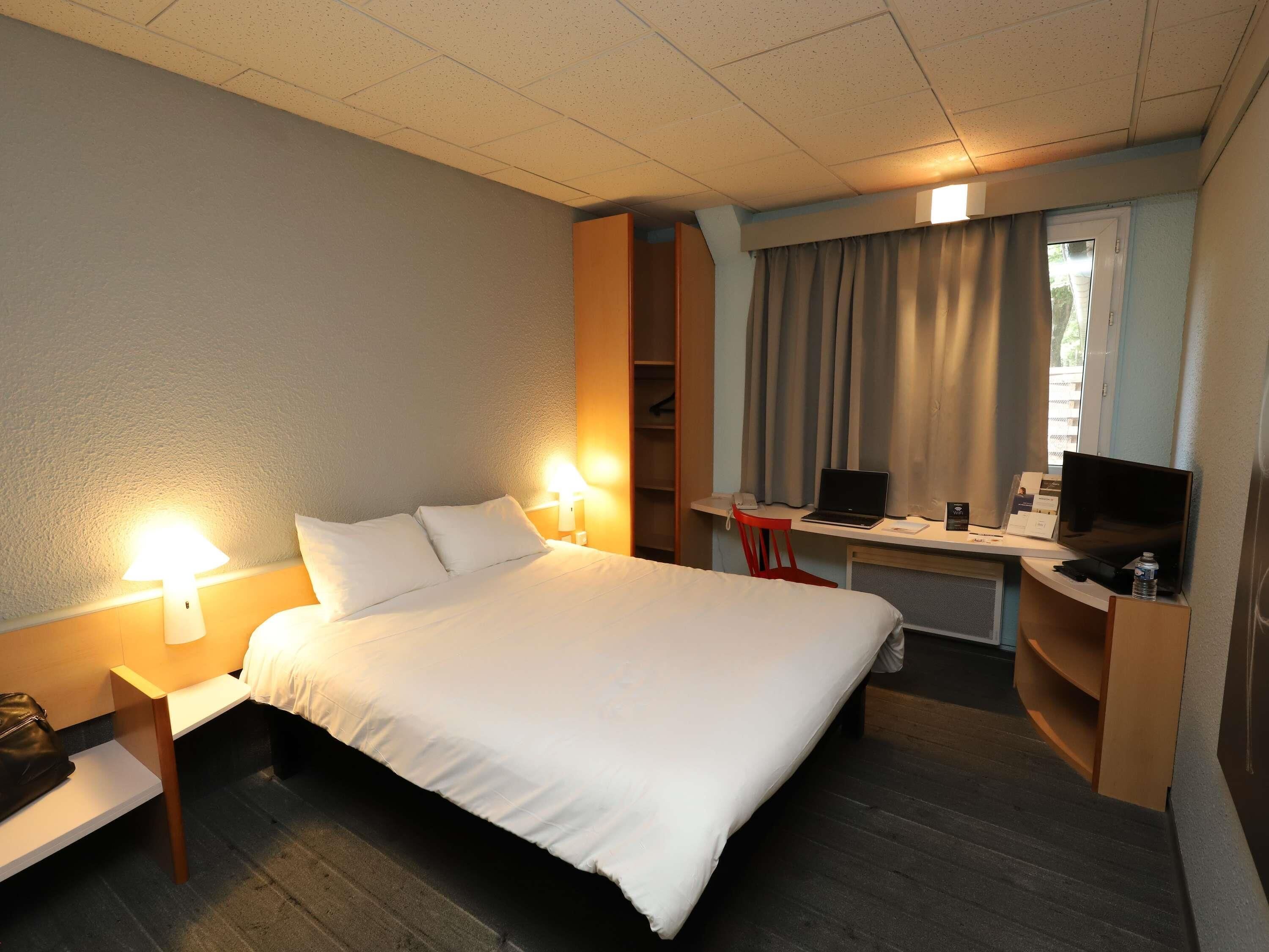 standard double room, 1 double bed | in-room safe, individually decorated, individually furnished, desk