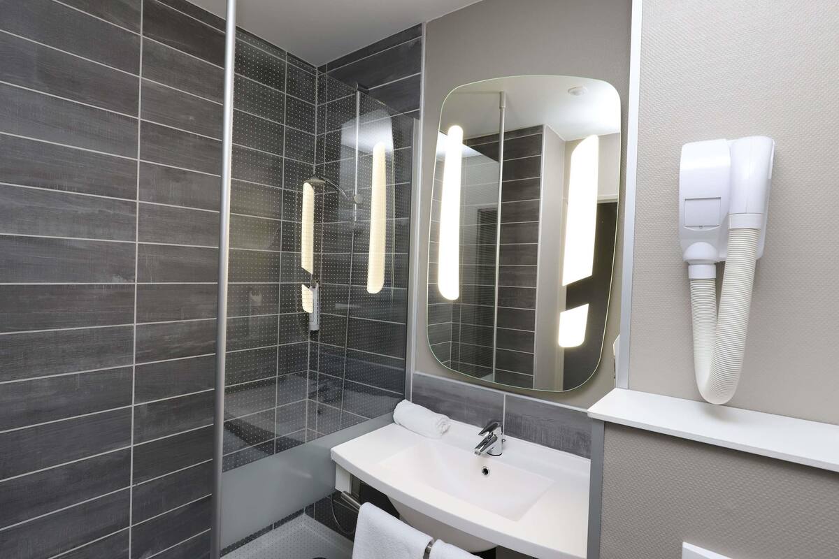 standard double room, 1 double bed | in-room safe, individually decorated, individually furnished, desk