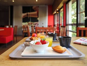 Breakfast, lunch, dinner served; French cuisine 