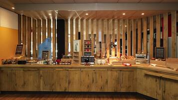 Serveert ontbijt, lunch, diner, Franse gerechten