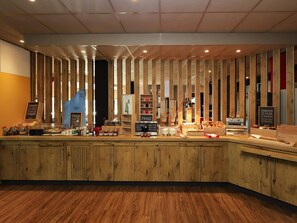 Breakfast, lunch, dinner served; French cuisine 