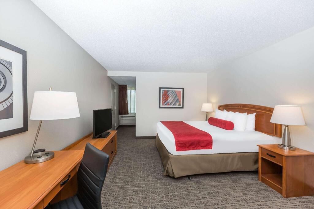 Dundyner, senger med overmadrass, safe på rommet og skrivebord