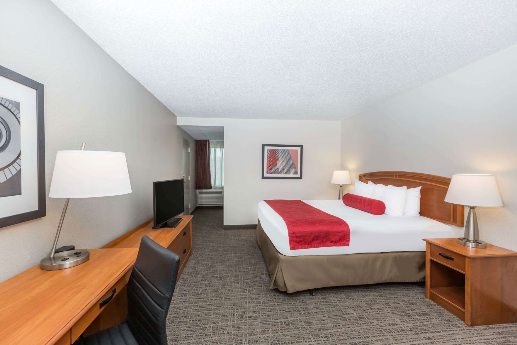 Dundyner, senger med overmadrass, safe på rommet og skrivebord