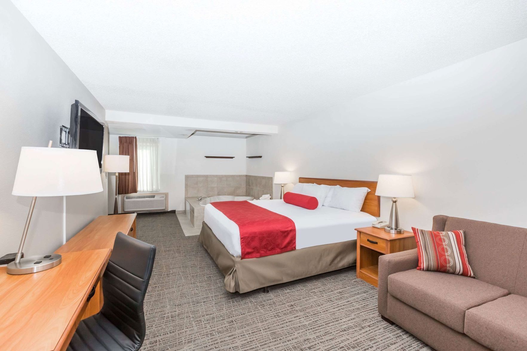 Dundyner, senger med overmadrass, safe på rommet og skrivebord