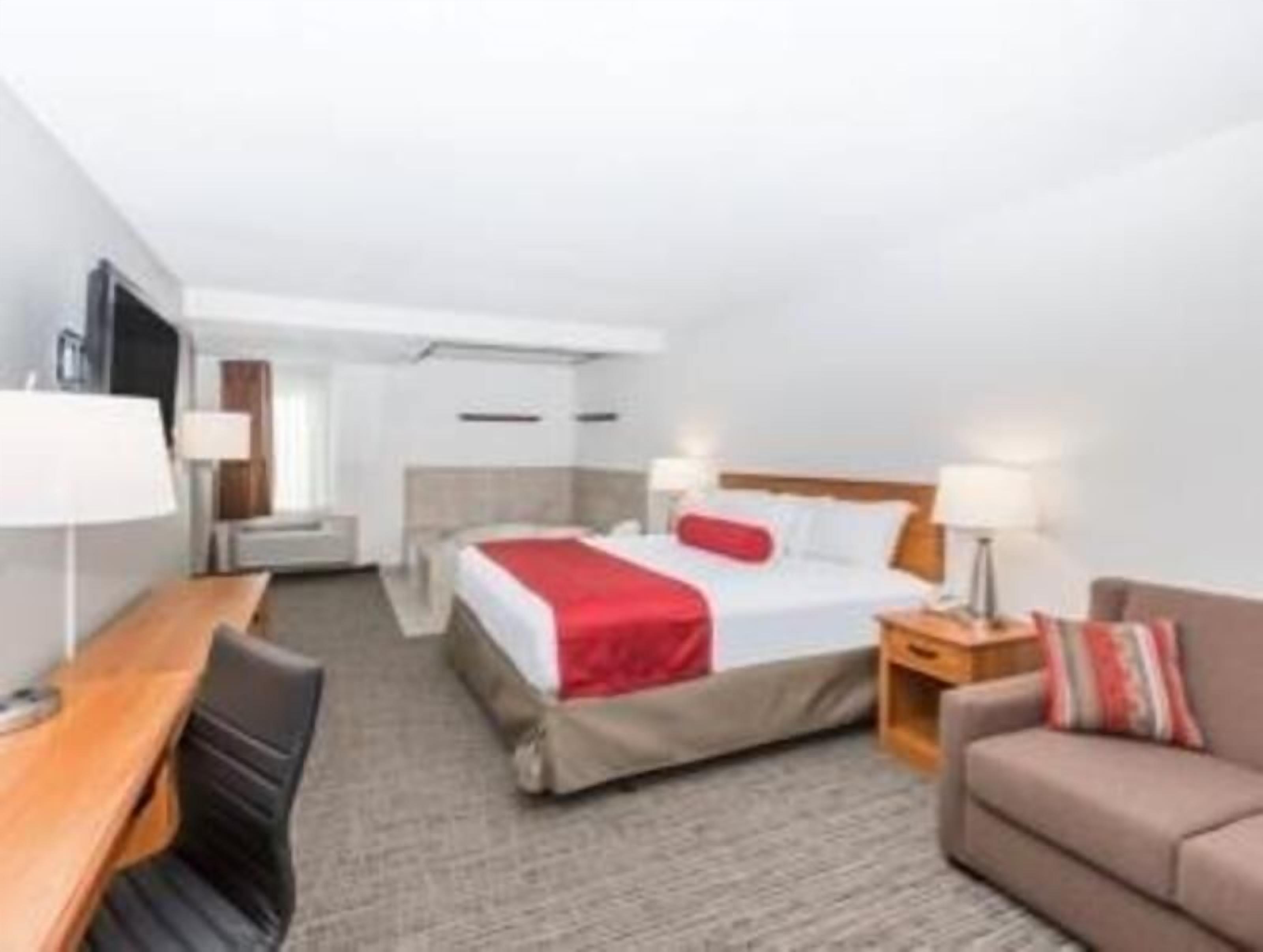 Dundyner, senger med overmadrass, safe på rommet og skrivebord