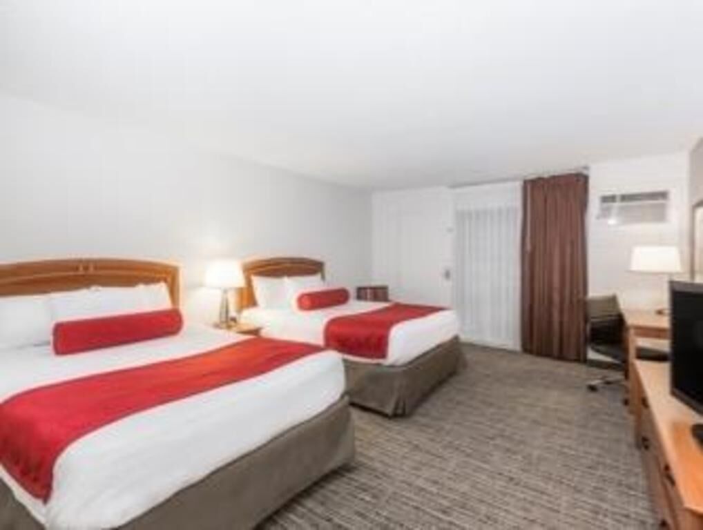 Dundyner, senger med overmadrass, safe på rommet og skrivebord