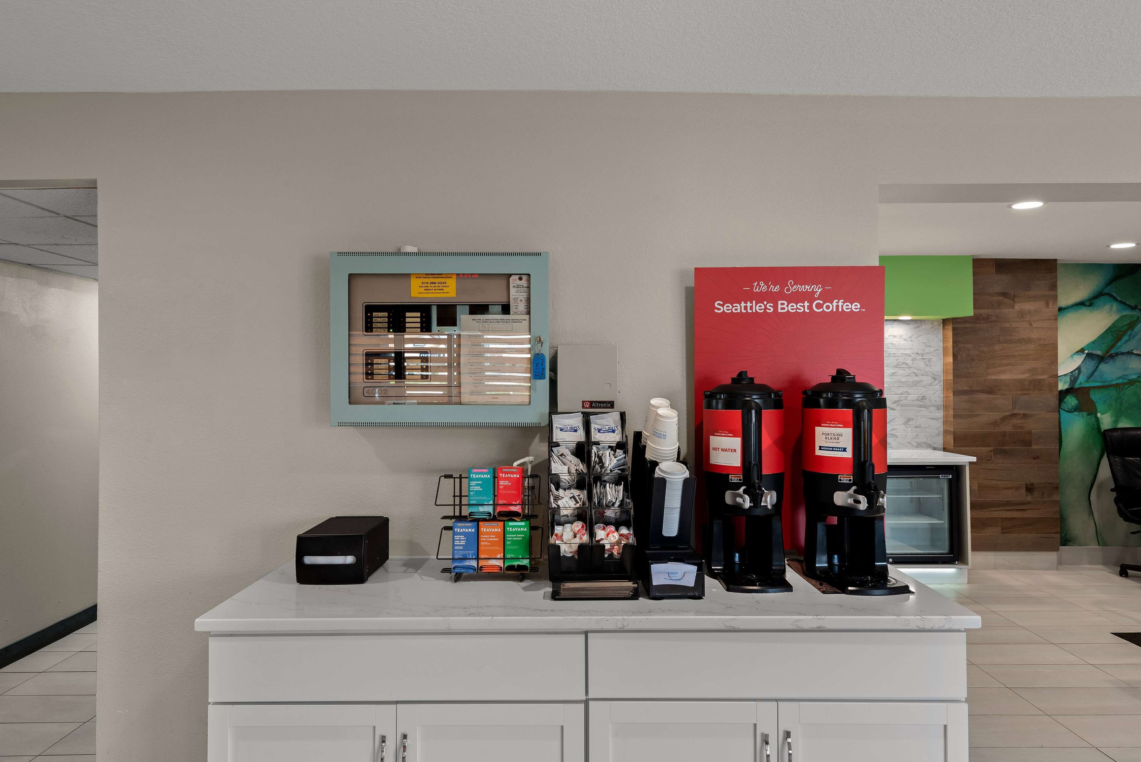 Una estación de café con varias máquinas de café y un letrero que dice "Seattle's Best Coffee".