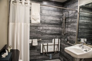 Chambre Standard, 2 grands lits, accessible aux personnes à mobilité réduite, non-fumeurs | Salle de bain | Douche hydromassante, articles de toilette gratuits, sèche-cheveux