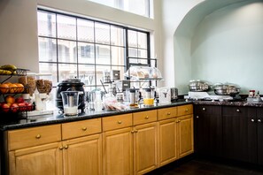 Desayuno continental gratuito y diario