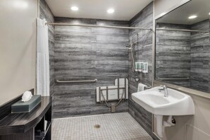 Standaard kamer, 2 queensize bedden, toegankelijk voor mindervaliden, niet-roken | Badkamer | Een hydromassagedouche, gratis toiletartikelen, een haardroger