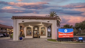 Entrada de un hotel con un letrero que dice "SureStay PLUS Hotel by Best Western".