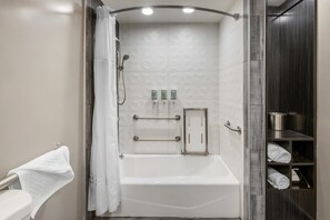 Hydromassage showerhead, free toiletries, hair dryer, towels - SureStay Plus by Best Western Santa Clara Silicon Valley (Santa Clara)
