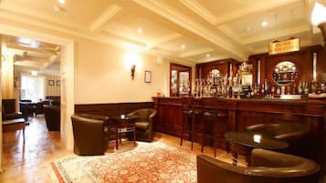 2 bars/lounges