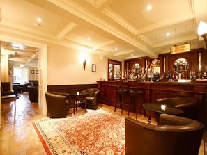 2 bars/lounges