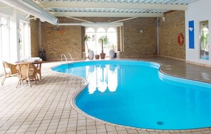 Una piscina cubierta, una piscina al aire libre