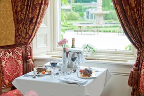 Lunch and dinner served, garden views - Finnstown Castle Hotel (Lucan)