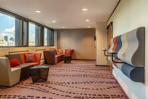 2 bars/lounges