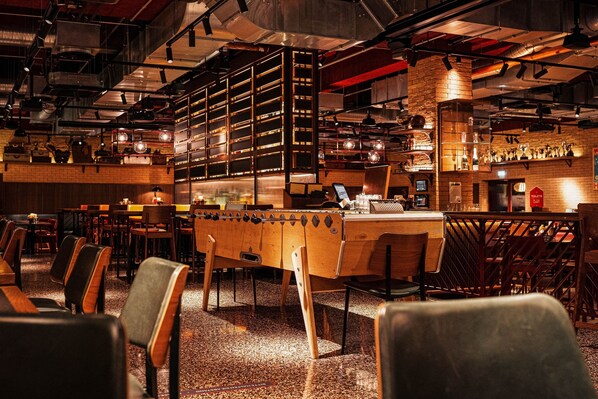 2 bars/lounges