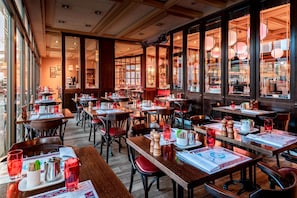 3 restaurants; breakfast, lunch, dinner and brunch served  - Frankfurt Marriott Hotel (Frankfurt)