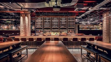 2 Bars/Lounges