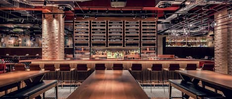2 bars/lounges