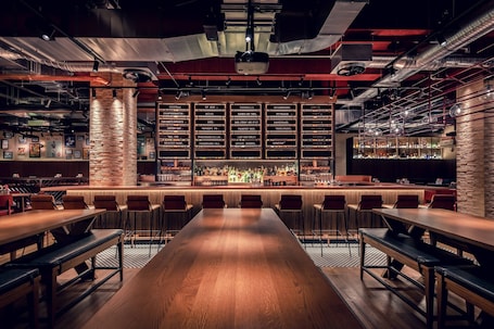 2 bares o lounges