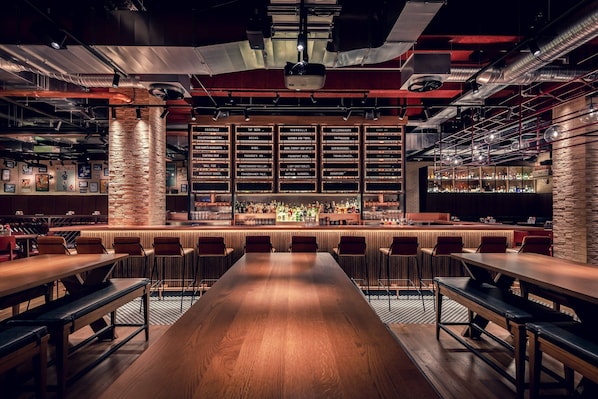 2 bars/lounges
