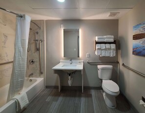 淋浴/盆浴组合、免费洗浴用品、吹风机、毛巾