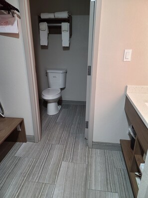 Standard Room, 1 King Bed, Non Smoking | Bathroom | Combined shower/tub, free toiletries, hair dryer, towels