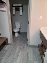 Standard Room, 1 King Bed, Non Smoking | Bathroom | Combined shower/tub, free toiletries, hair dryer, towels