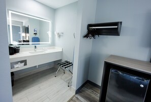 Deluxe Room, 1 King Bed, Non Smoking | Blackout drapes, iron/ironing board, free cribs/infant beds, free WiFi