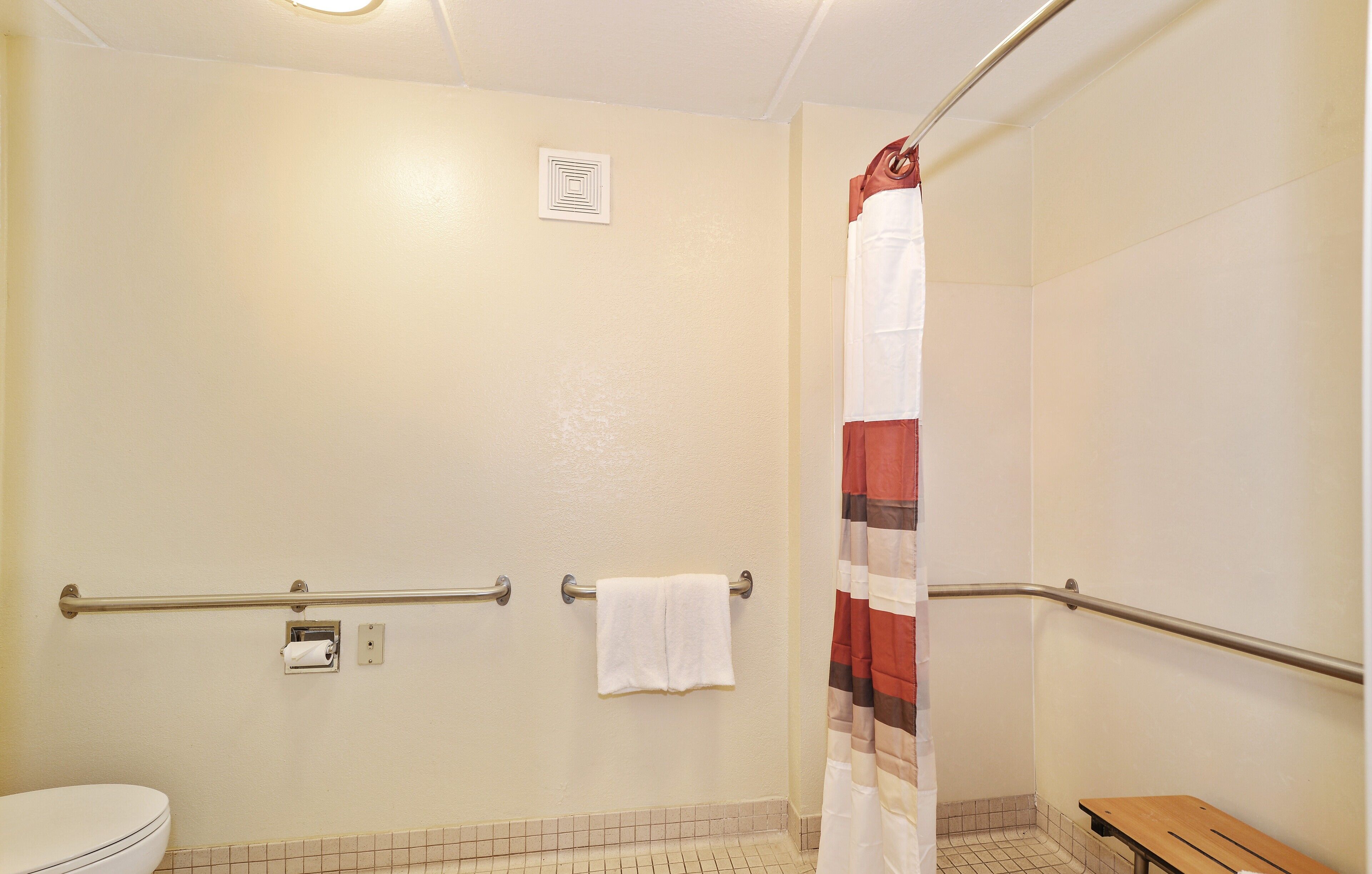 superior room, 1 king bed, accessible (roll-in shower, smoke free) | bathroom | combined shower/bathtub, free toiletries, towels