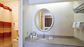 Combined shower/tub, free toiletries, towels